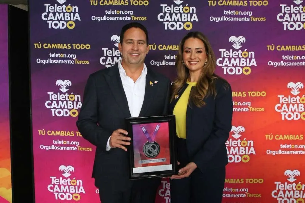 Reconocen a Javier Díaz y Luly López con la Medalla por la Inclusión “Gilberto Rincón Gallardo–Teletón 2025”