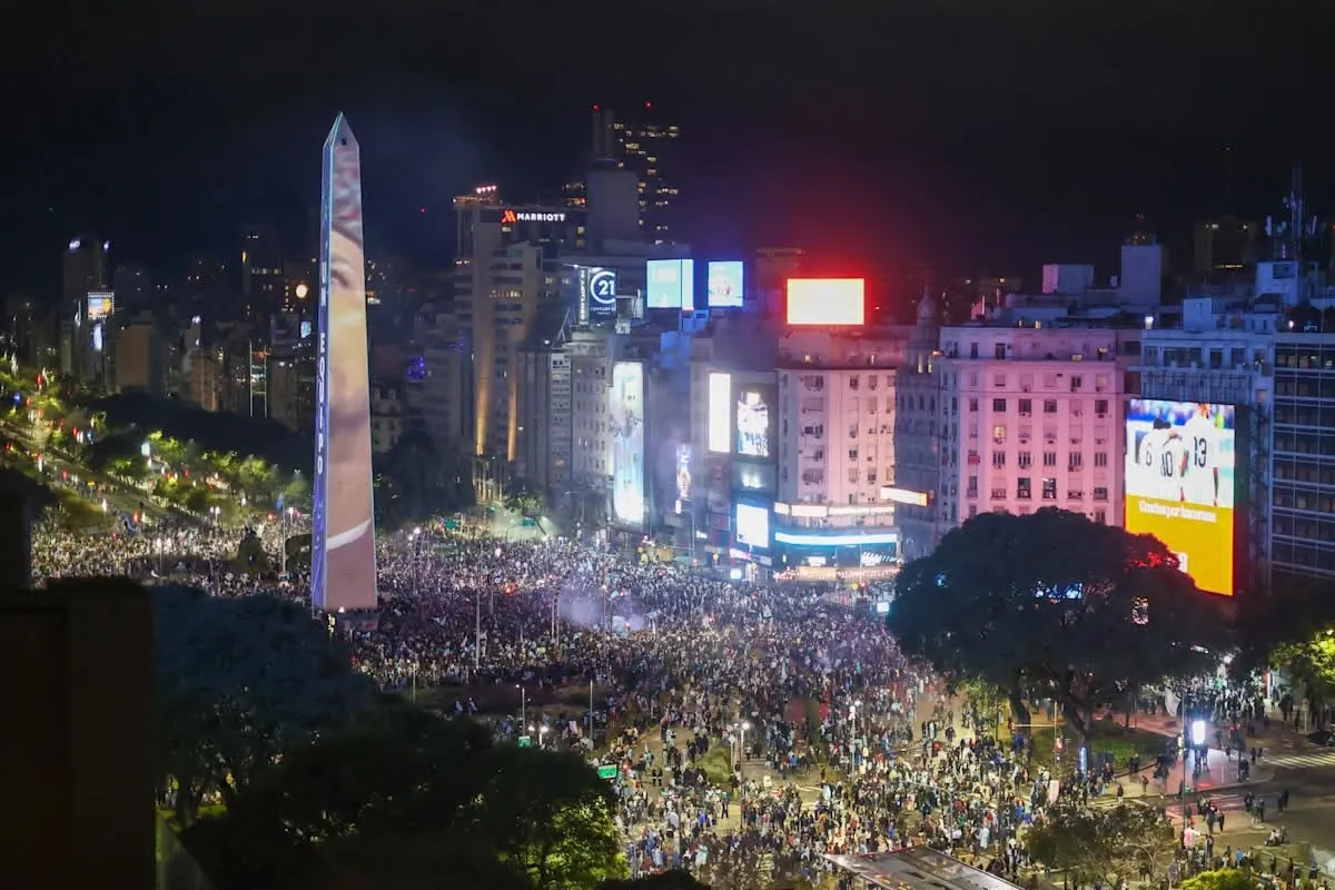 Aficionados argentinos salen a las calles para agradecer a su selección tras la Final del Mundial 2026