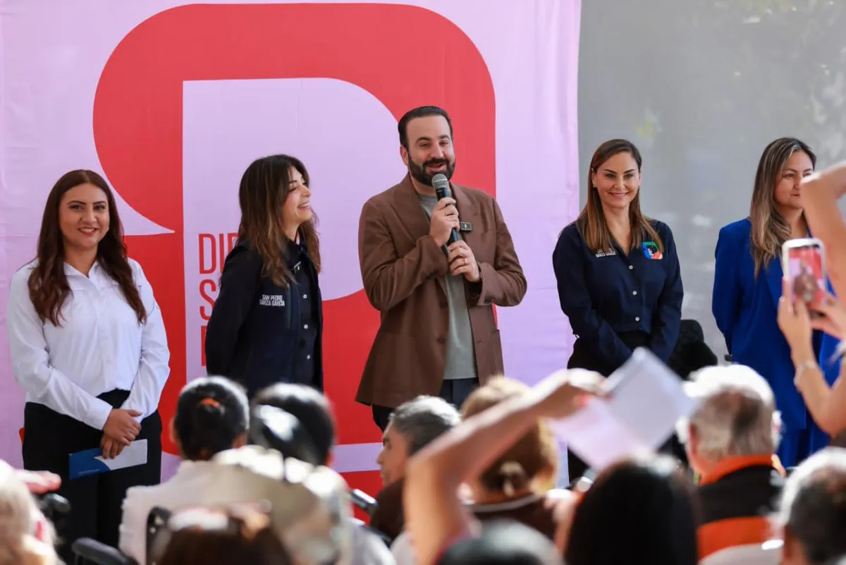 Entrega Mauricio Farah apoyos funcionales a adultos mayores