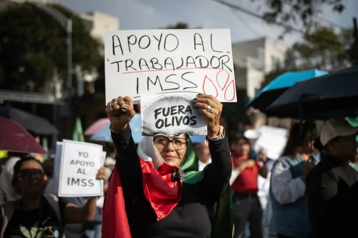 Trabajadores del IMSS rechazan aumento salarial del 8% y exigen mejores condiciones laborales