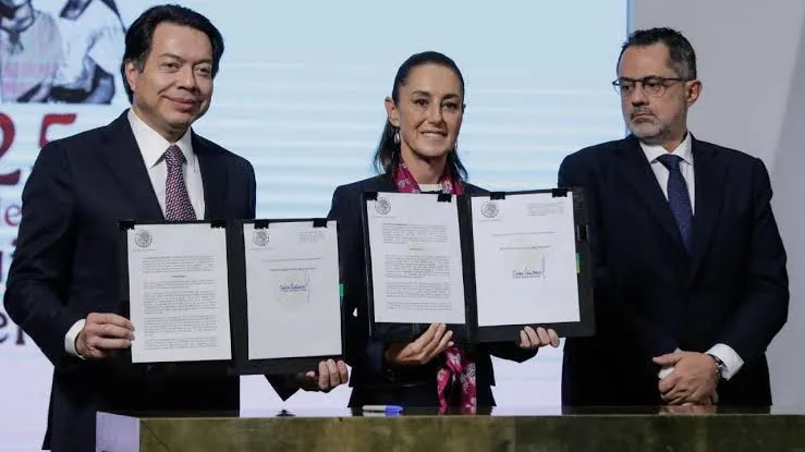 Sheinbaum reduce edad de jubilación para maestros y agiliza cambios de plaza