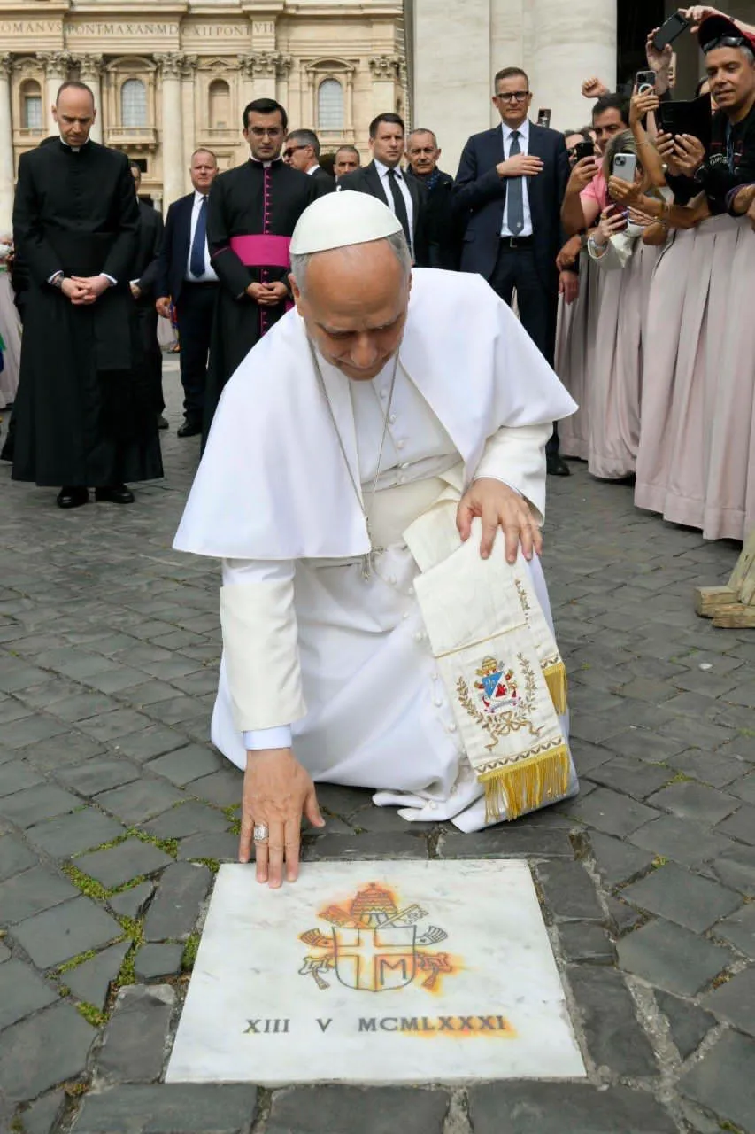 León XIV se arrodilla en el sitio exacto donde atentaron contra Juan Pablo II hace 45 años en el Vaticano