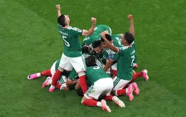México rompe una sequía de 40 años, elimina a Ecuador y avanza a octavos del Mundial