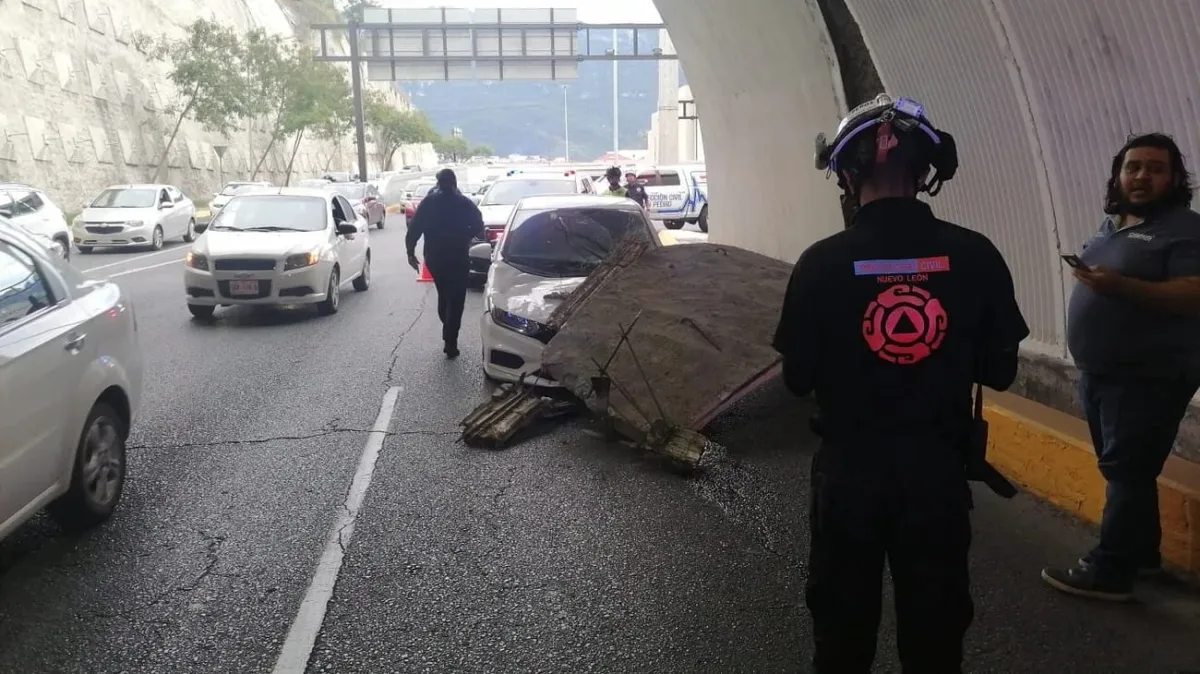 Cae losa de tunel Agustín Basave Larga sobre auto y provoca caos via