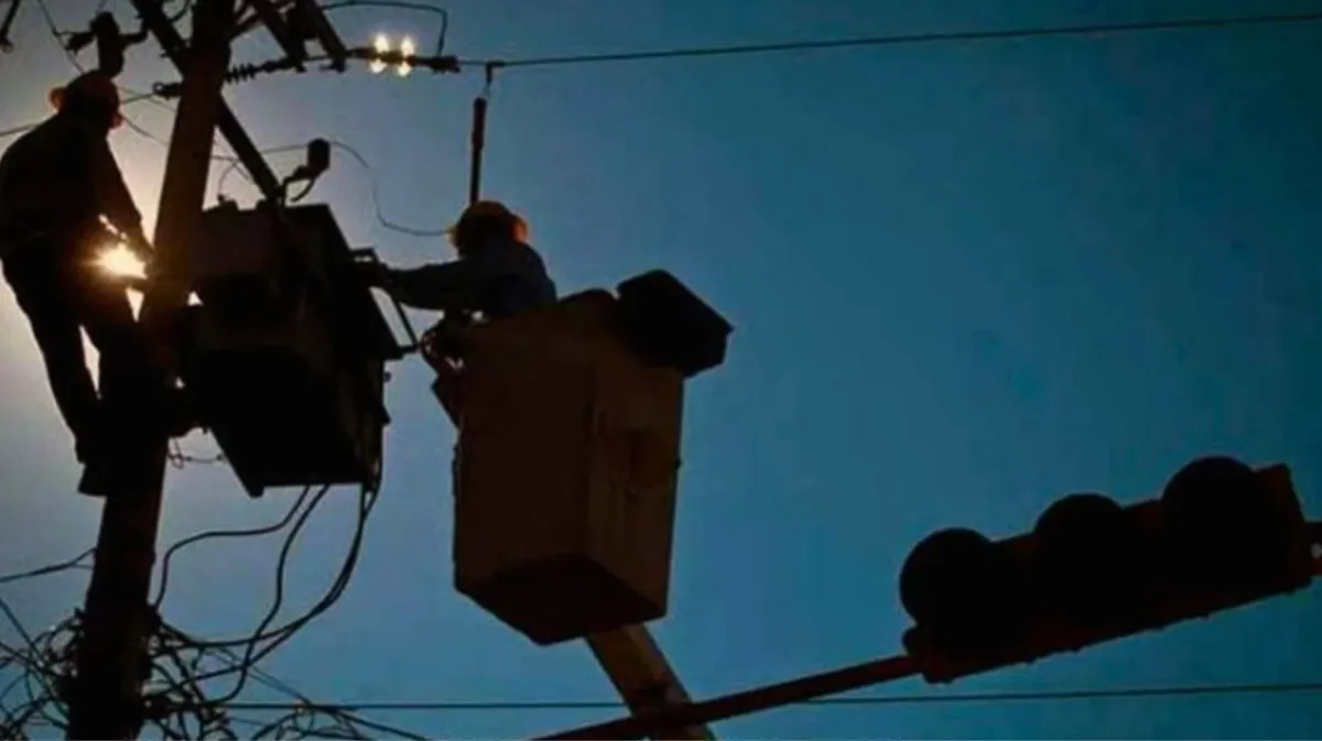 Vientos del Frente Frío dejan fallo eléctrico y explosiones de transformadores en Monterrey