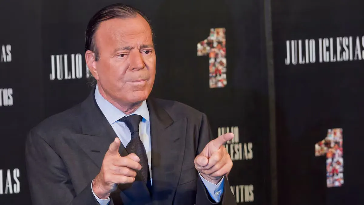Fiscalía española frena acceso de Julio Iglesias a la denuncia mientras define competencia del caso