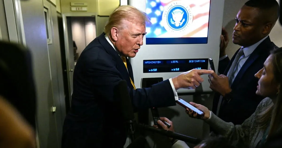 Trump arremete contra reportera tras preguntar por migración y tiroteo en Washington