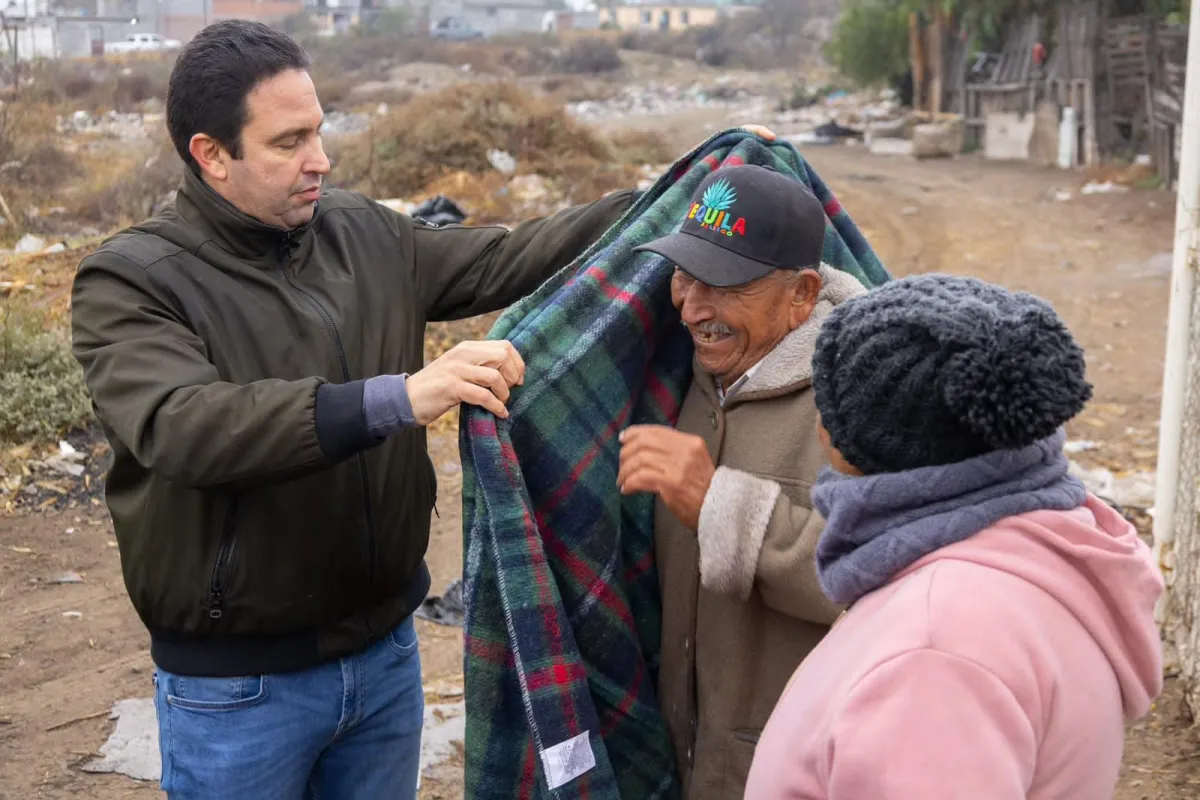 Javier Díaz entrega apoyos en la colonia Omega ante bajas temperaturas del Frente Frío 25