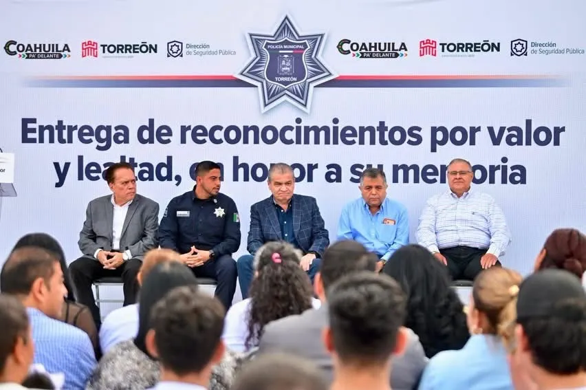 Torreón honra a policías caídos y reconoce la trayectoria de elementos jubilados