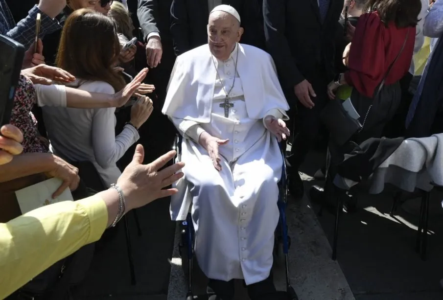 El Papa Francisco Sorprende a los Fieles con su Aparición en la Plaza de San Pedro