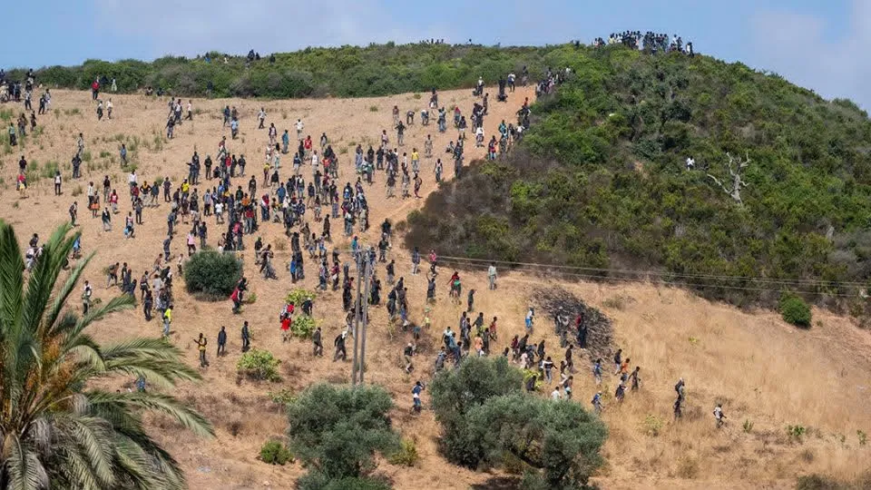Marruecos frena nuevo intento masivo de llegar a Ceuta y detiene a 355 personas