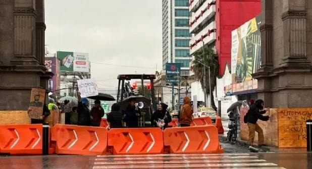 Colectivos protestan contra reapertura vial en el Arco de la Independencia