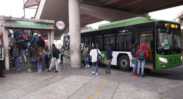 Regresan a clases mas de 220 mil alumnos y se activa caos vial