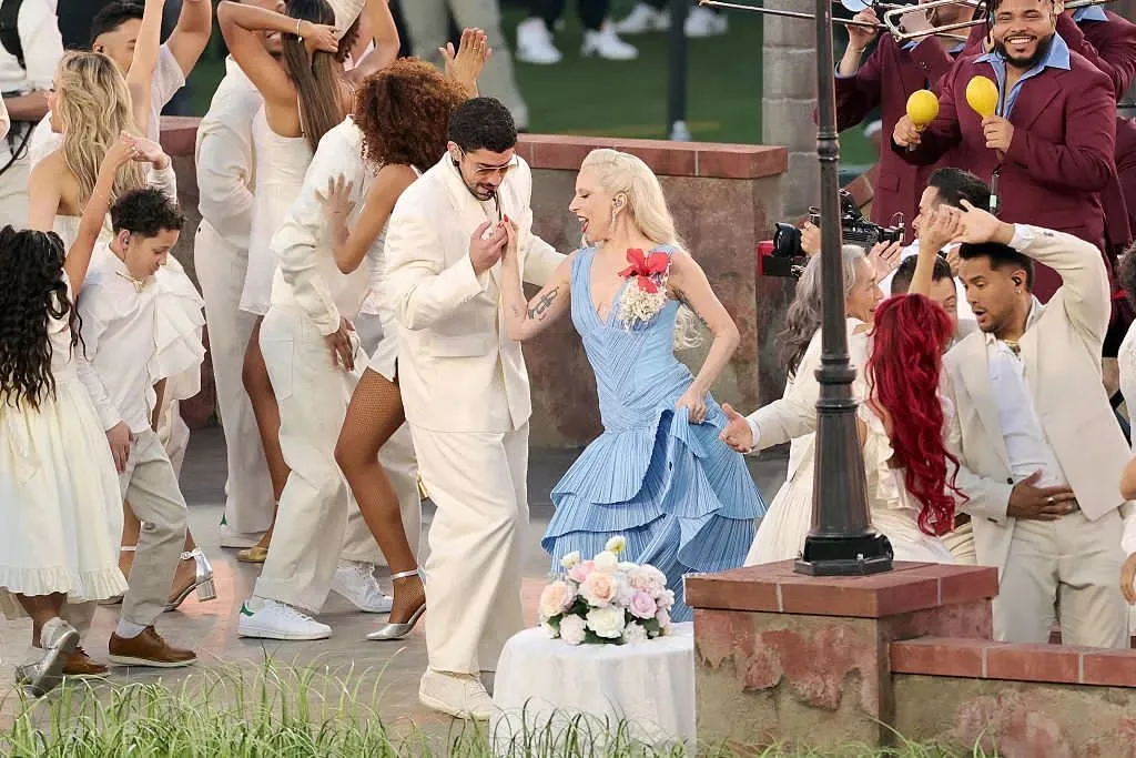 Bad Bunny convierte el medio tiempo del Super Bowl en una fiesta latina con Lady Gaga y Ricky Martin