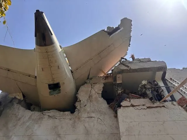 Trágico accidente: avión de Air India con 242 personas a bordo se estrella en Ahmedabad