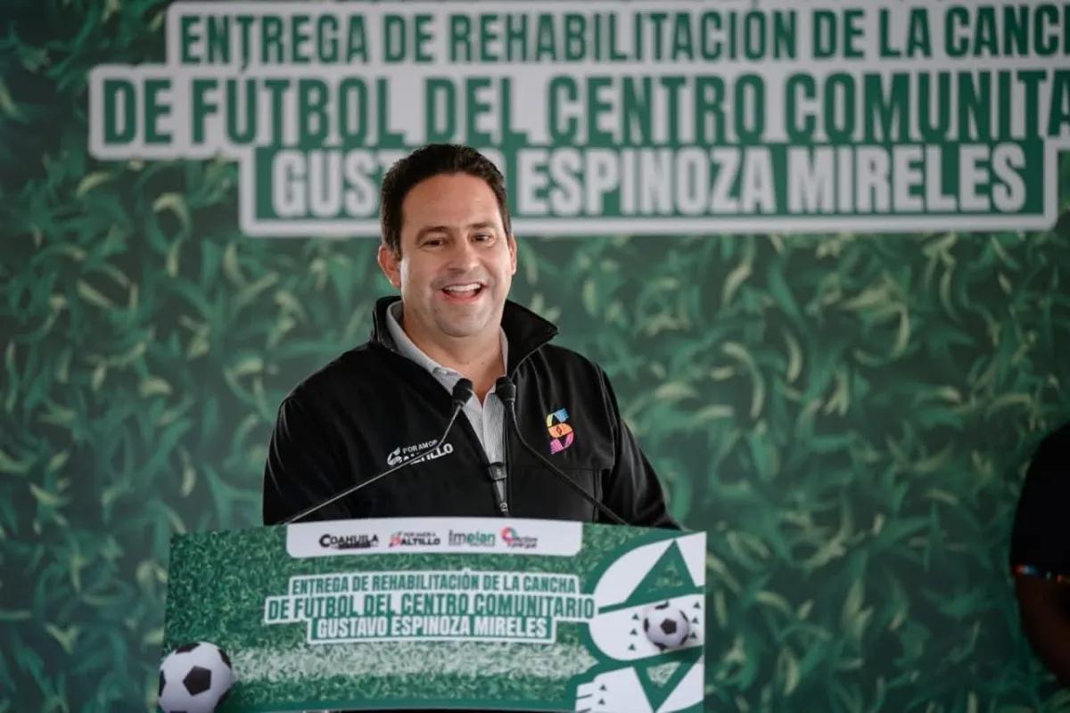Javier Díaz entrega moderna cancha deportiva en la Espinoza Mireles tras 27 años de espera