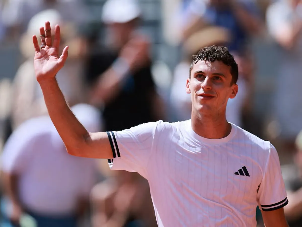 Juan Manuel Cerúndolo elimina a Jannik Sinner y provoca la gran sorpresa de Roland Garros 2026