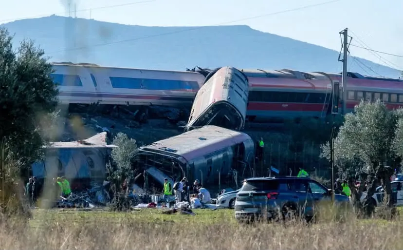 Siete mexicanos resultan heridos en choque de trenes en España; buscan a otro connaciona