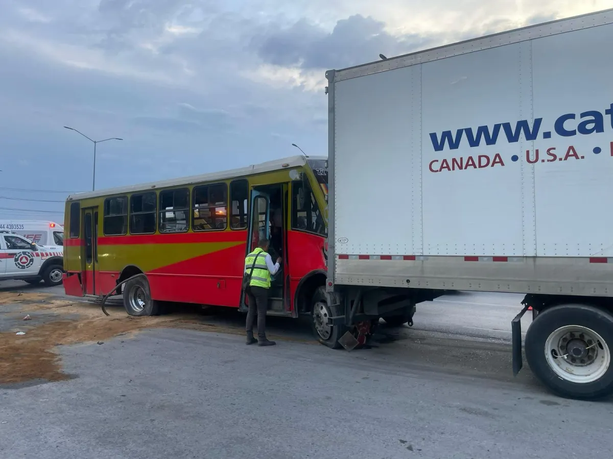 Aparatoso accidente en Ramos Arizpe deja 27 heridos
