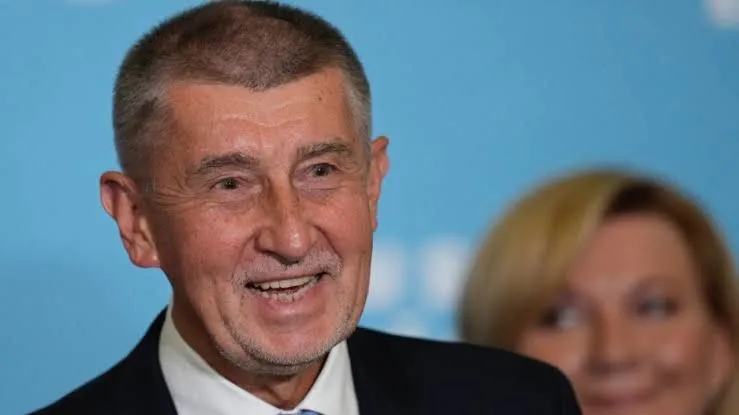 Atacan con un bastón al ex primer ministro checo Andrej Babis durante un mitin electoral en Dobra