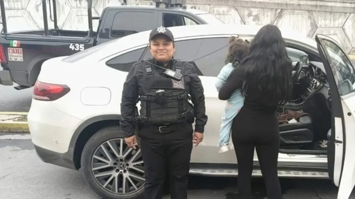 Intervención policial evita riesgo a niña atrapada en camioneta en Monterrey