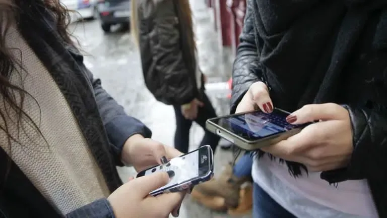 España anuncia veto a redes sociales para menores de 16 años y endurece regulación digital