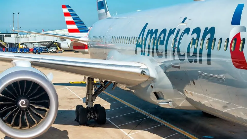 Explotan dos neumáticos de avión de American Airlines durante aterrizaje en Chicago