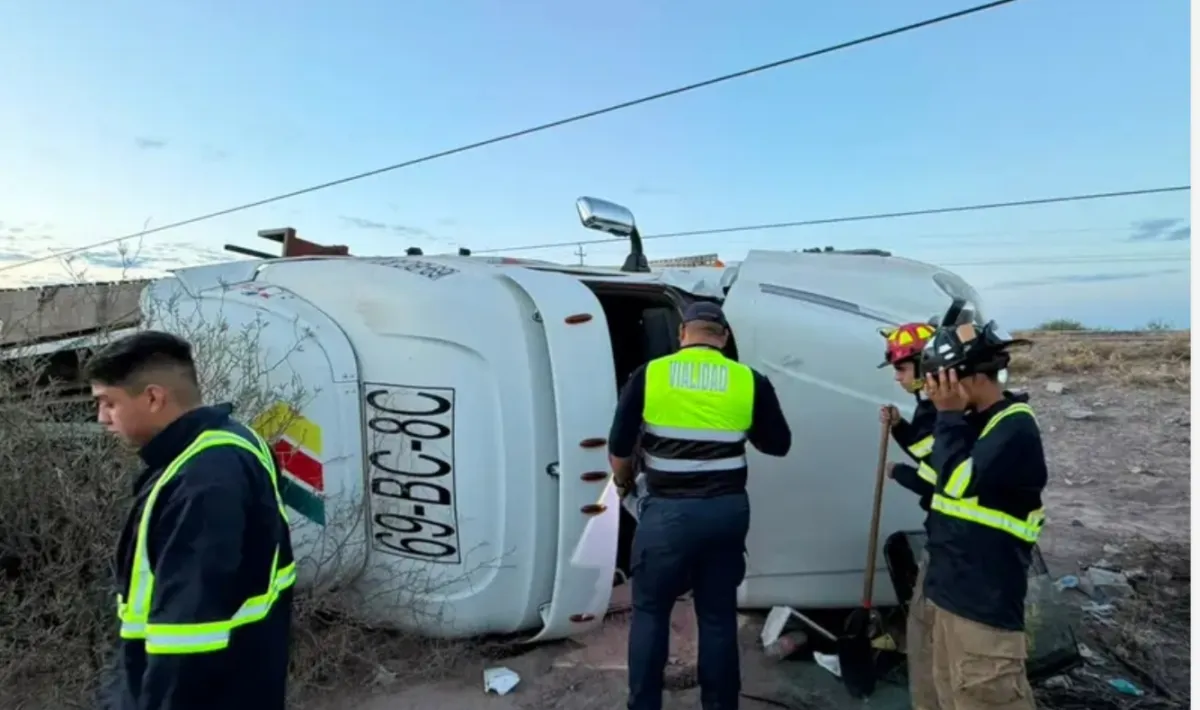 Protección Civil Torreón atiende volcadura de camión de carga en la autopista Torreón-San Pedro