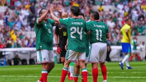 México vence a Brasil en partido de leyendas con doblete de Oribe Peralta en el Estadio Azteca