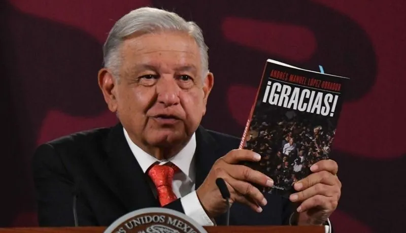 AMLO se hace presente en la FIL Zócalo con su libro ‘Gracias’