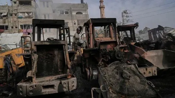 Ataques israelíes matan a 14 en Gaza y destruyen maquinaria pesada para retirar escombros