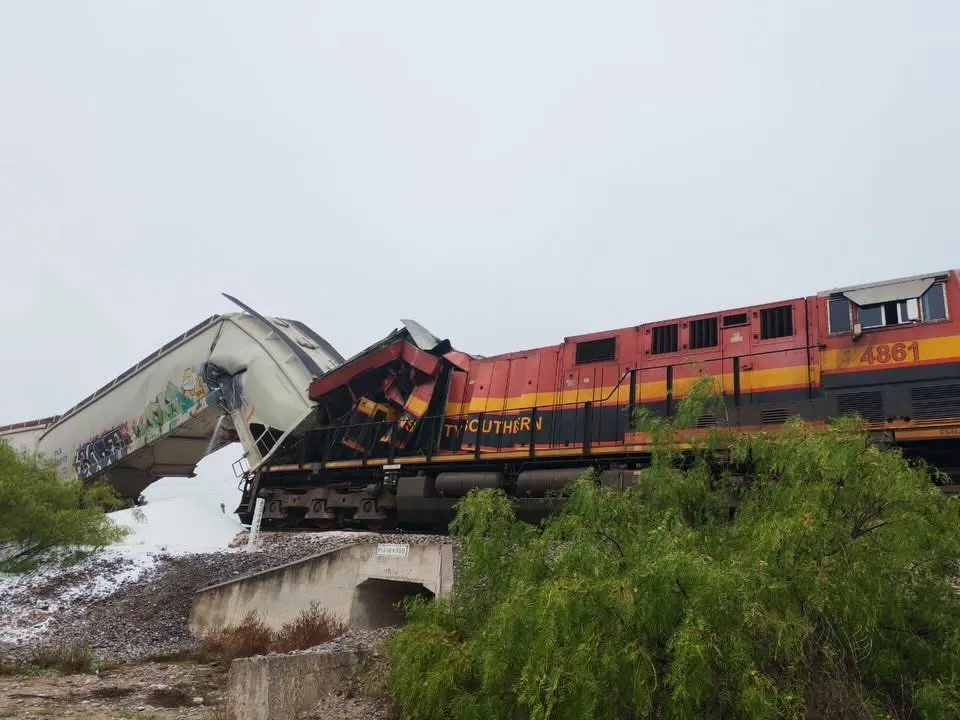 Choque de trenes en Ramos Arizpe deja dos lesionados y daños materiales