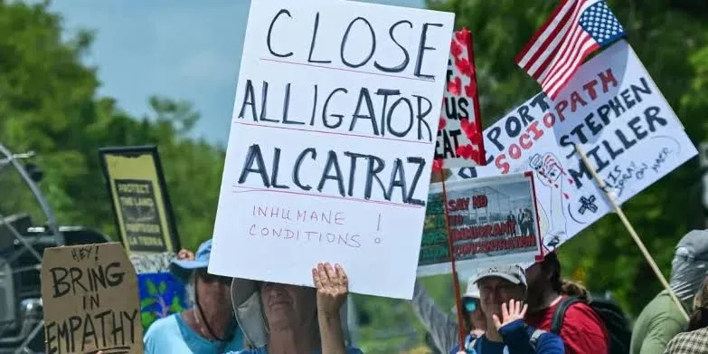 SRE brinda apoyo a mexicanos detenidos en ‘Alligator Alcatraz’ y gestiona su repatriación