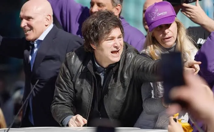 Lanzan piedras y huevos a Javier Milei durante acto en Buenos Aires; hay heridos y detenidos