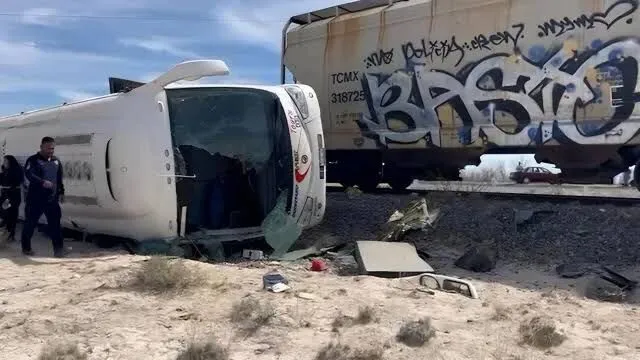 Tren embiste a camión de pasajeros en Coahuila; reportan 23 lesionados.