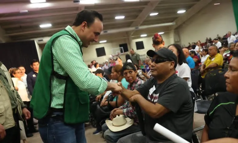 Coahuila entrega becas de 10 mil pesos y apoyos a personas con discapacidad