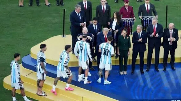 Cuti Romero evita saludar a Donald Trump durante la premiación de la Final del Mundial 2026