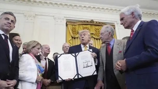 Trump firma ley contra el fentanilo y acusa a cárteles de tener “tremendo control” sobre México