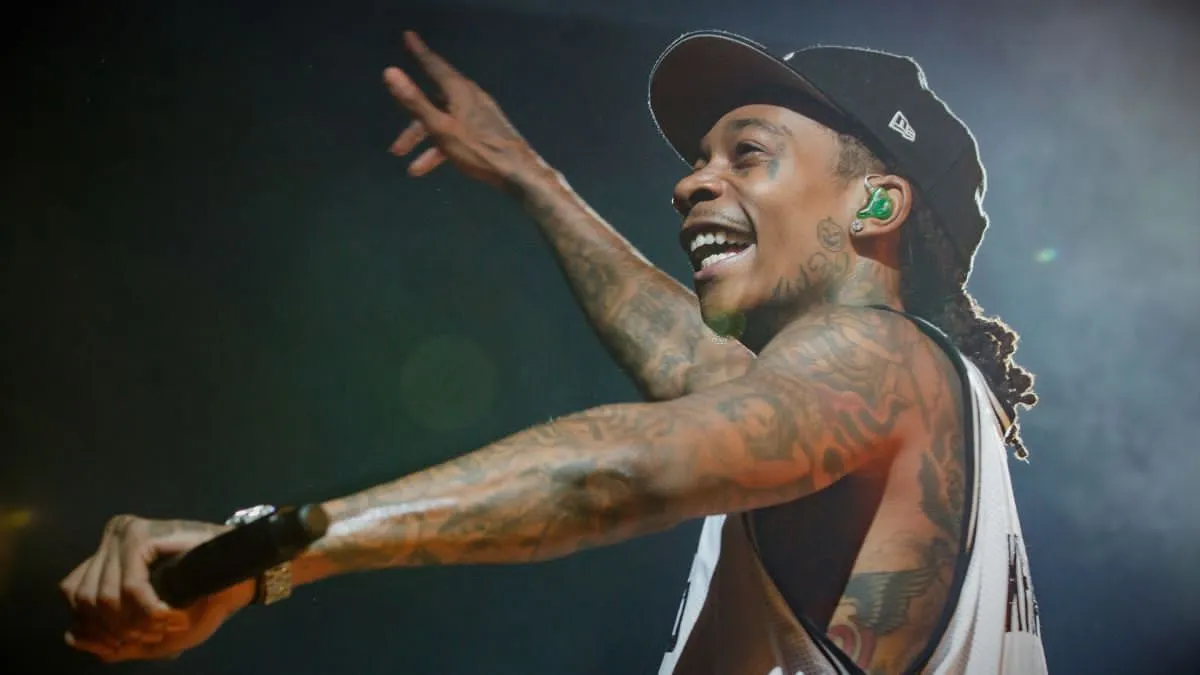 Rumanía gira orden de arresto contra Wiz Khalifa tras faltar a condena por fumar marihuana en festival