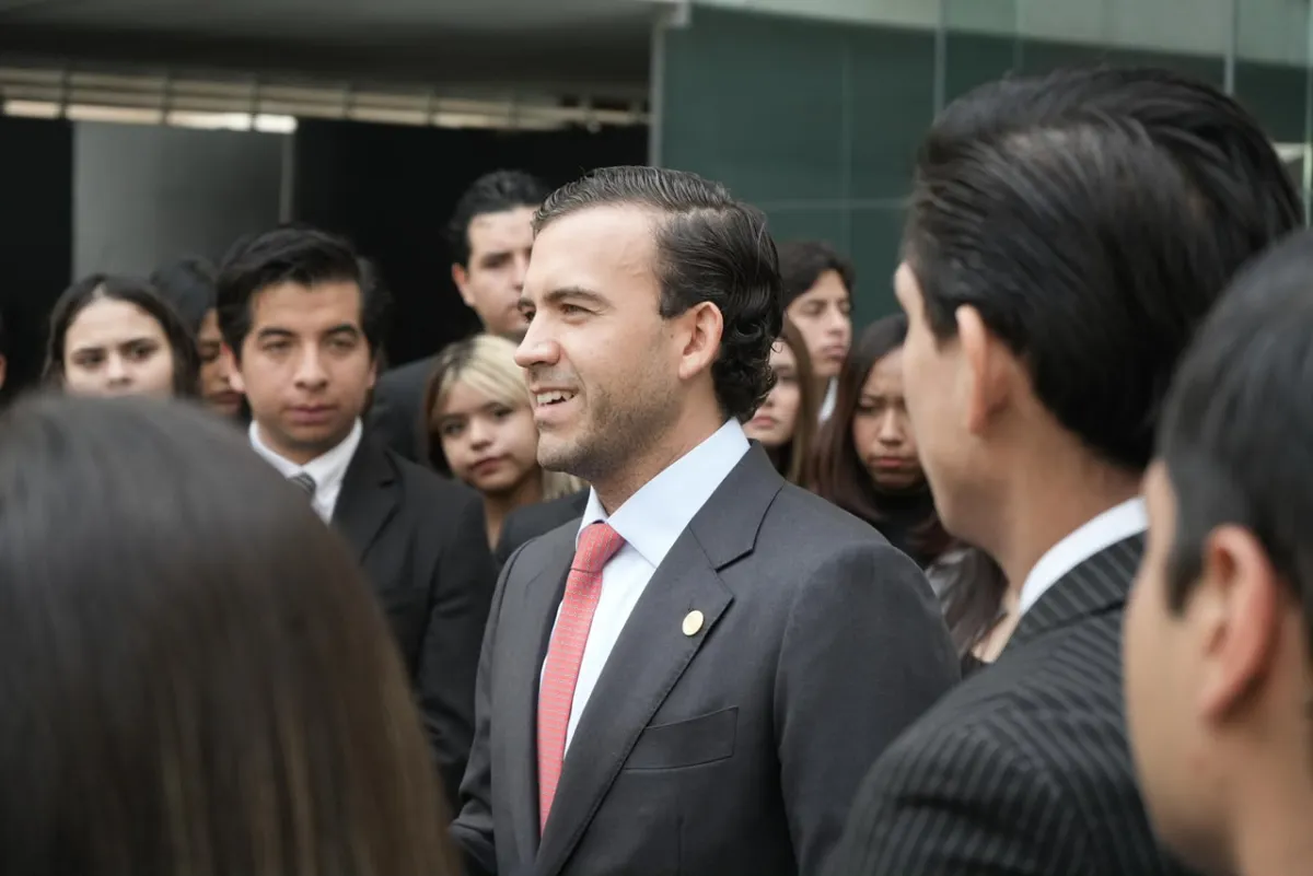 Estudiantes de Jurisprudencia de la UAdeC visitan el Senado y dialogan con Gabriel Elizondo