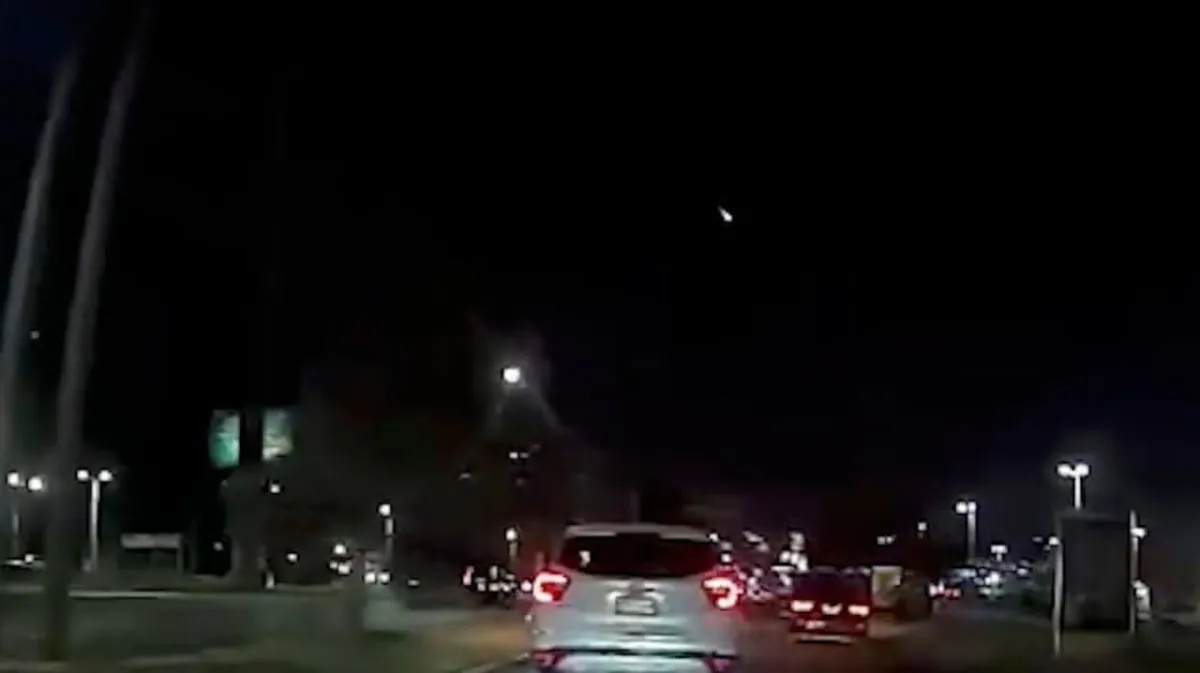 Captan meteoro iluminando el cielo en Monterrey y sorprende a ciudadanos