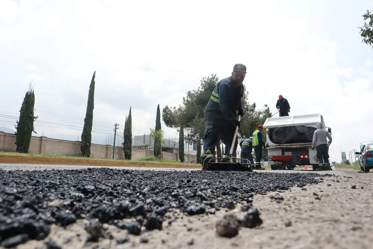 Intensifican trabajos de bacheo en calzada Antonio Narro en Saltillo