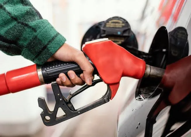 Sube la gasolina y el golpe llega directo al bolsillo y a los negocios en La Laguna
