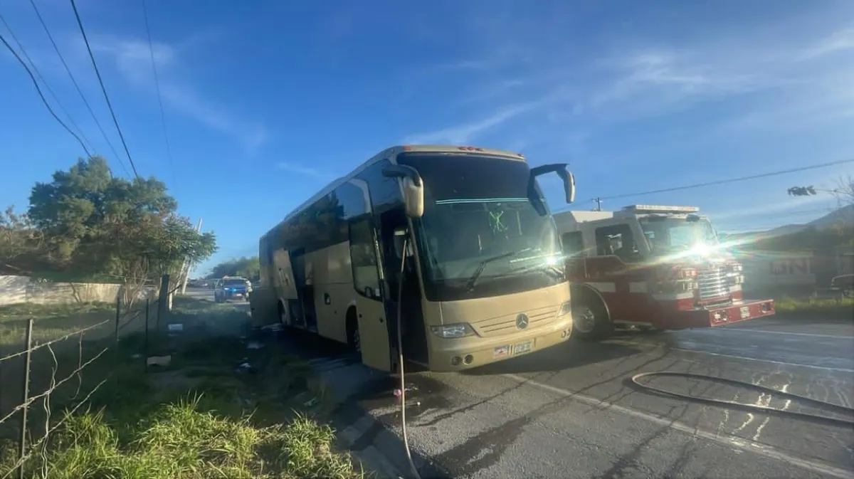 Fuego consume parte trasera de autobús en Allende; pasajeros salen ilesos