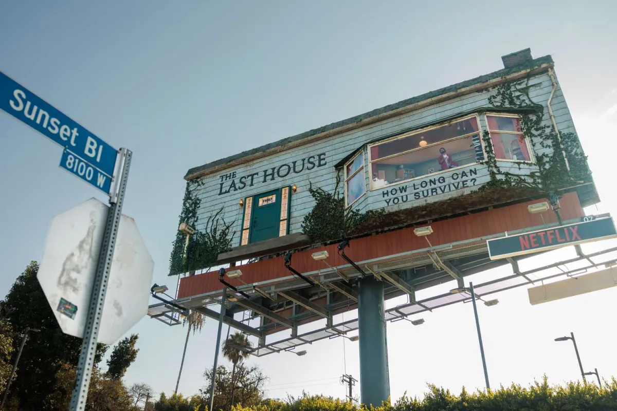 Netflix 'encierra' a un hombre tres días en un espectacular de Los Ángeles