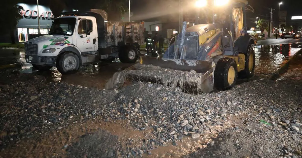 Retiran piedras y lodo del bulevar Fundadores tras lluvias en Saltillo
