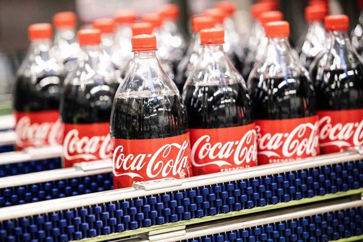 Trump asegura que Coca-Cola en EU volverá a usar azúcar de caña