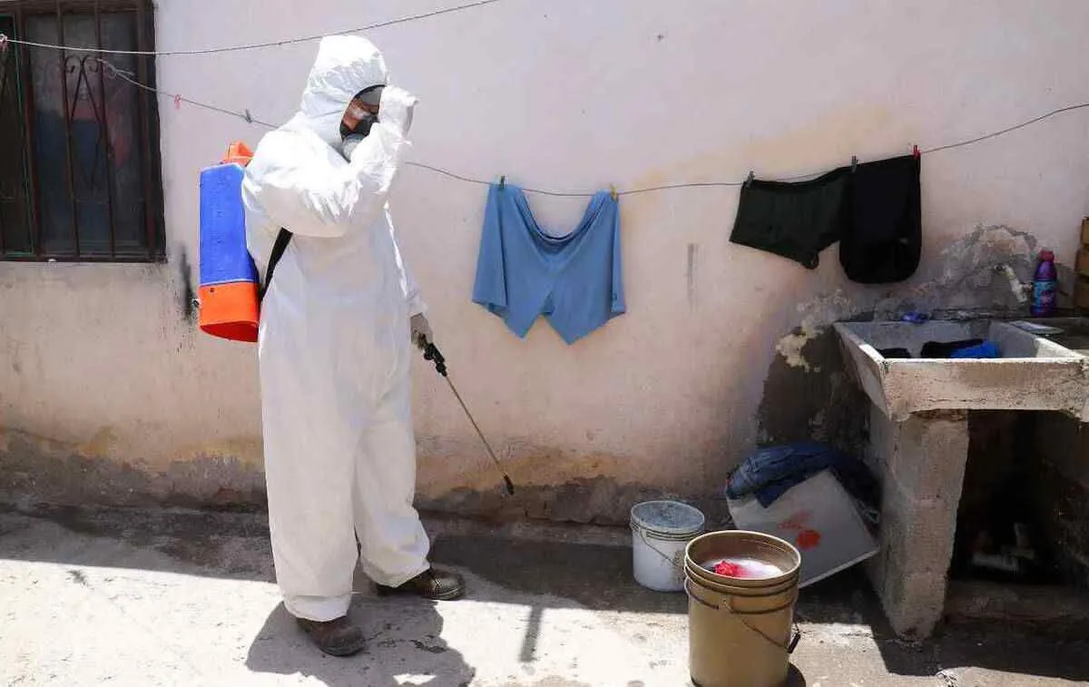 Fumigan contra garrapatas en colonias de Torreón