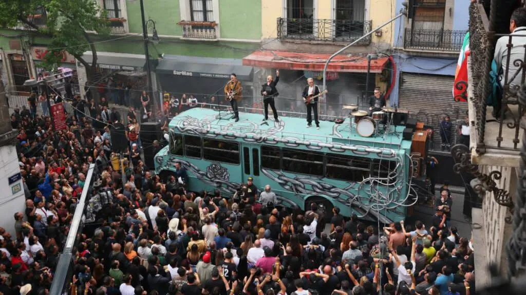 U2 graba videoclip en pleno Centro Histórico de CDMX y sorprende a cientos de fans bajo la lluvia