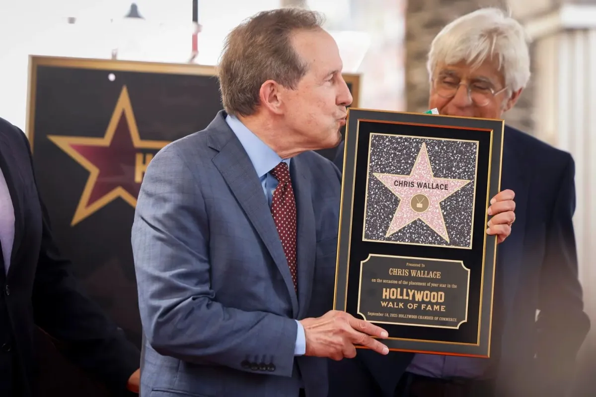 Chris Wallace recibe su estrella en el Paseo de la Fama, junto a la de su padre